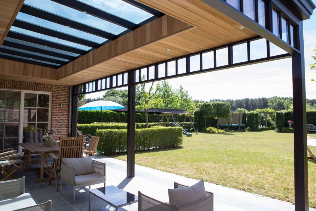 terrasoverkapping in aluminium en hout met dakraam