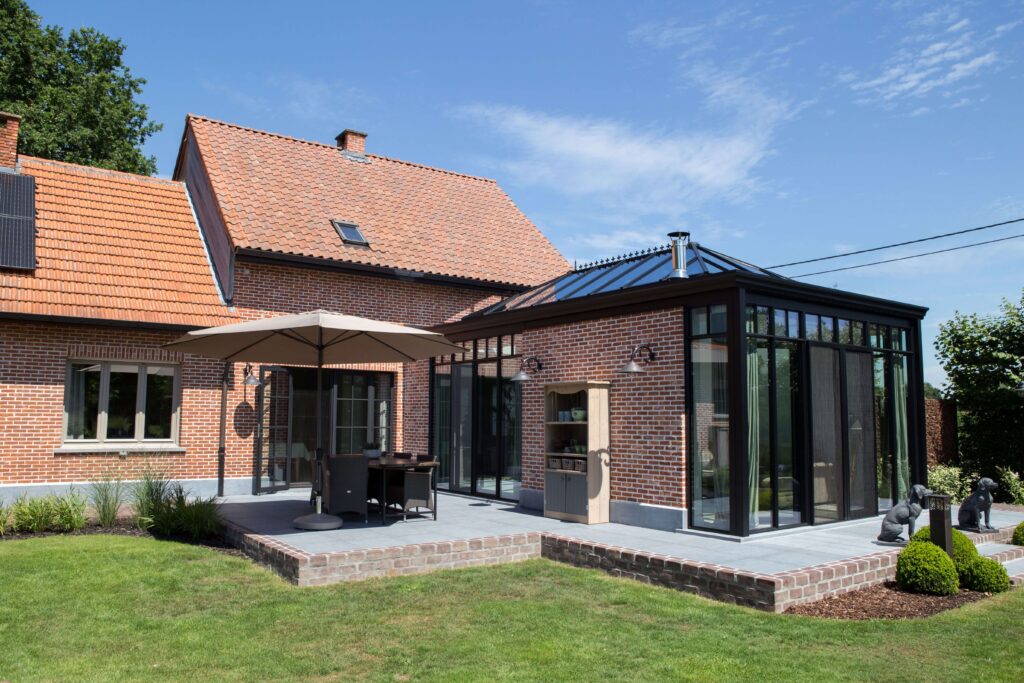 veranda met metselwerk muren bij woning hoevestijl